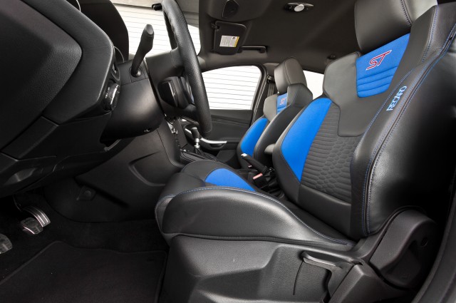 Recaro koltuklarla gösterişli ve dinamik karakterini ortaya koyan 2015 Focus ST'de sekiz farklı koltuk ayarı da sürüş tarzınıza göre koltukları şekillendirmenize yardımcı oluyor.