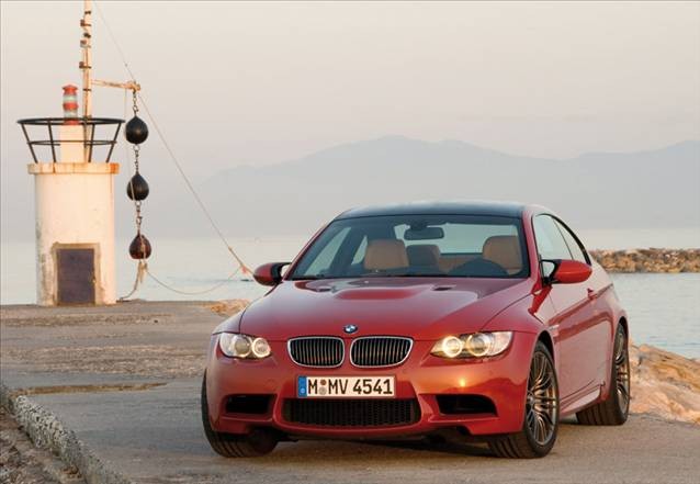 BMW, bu yeni kasası ile ilk defa bir M3 yol otomobiline 8 silindirli bir üniteye yer verdi.