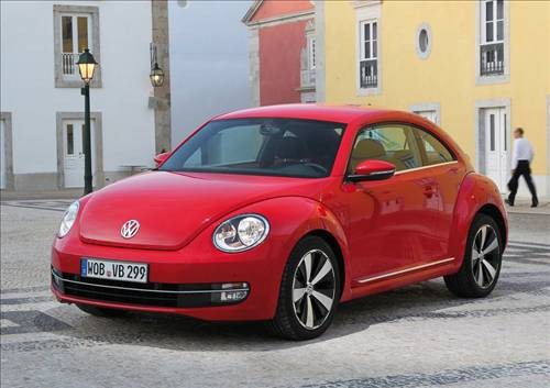 VOLKSWAGEN BEETLE 
O, 60ların gözbebeği, bugünün zenginliği. Geçmişten gelen ruhu, bugünün teknolojisi ile birleşince ortaya nasıl bir şey çıktığını görüyoruz. 9 farklı renk seçeneği arasında satürn sarısı ve tornado kırmızısı gibi aykırı renkler de mevcut. 24.000 EURO'dan başlayan fiyatlarla...